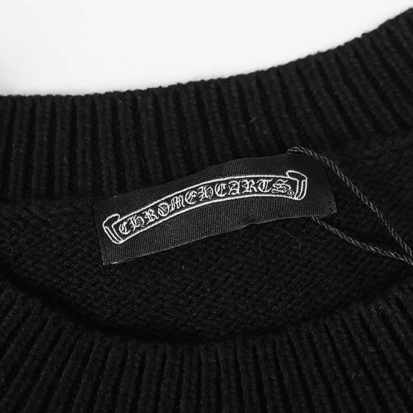 🅿️410 CH/Horse hoof hole knitted sweater. I ordered the original model and it took a month to finally ship. I love it so much. The upper body is really cool. If you look through the street photos at will, you will find that celebrities regard it as a collectible sweater, a must-have item for men and women who want light luxury for commuting. It took 1 month to develop the highest version on the entire network, from pattern making to production, with a full set of customized accessories, high-end and full of class! The whole piece of clothing is made of imported pure cotton knitted wool. Color: Black Size: S M L